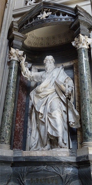 로마 교회의 바울 대리석 입상. 보통 장대를 들고 있으며 수염이 긴 모습이다.