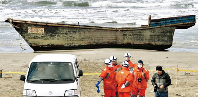 일본 해상보안청 관리들이 아키타현에 조난된 북한 어선을 조사하고 있다. ⓒphoto 일본 해상보안청