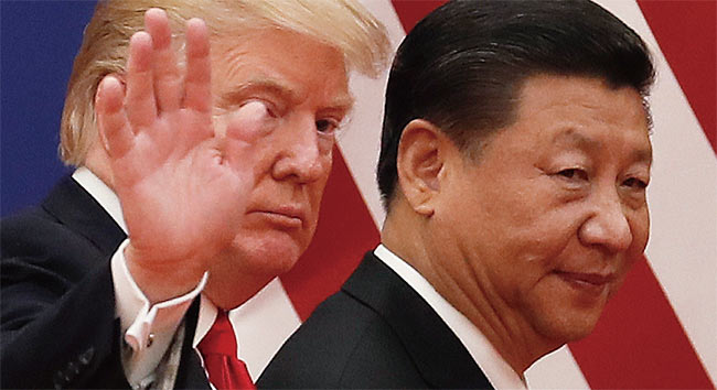 지난해 11월 9일 중국 베이징 인민대회당에서 중국을 방문한 도널드 트럼프 미 대통령(왼쪽)이 시진핑 중국 국가주석과 나란히 걷고 있다. ⓒphoto 뉴시스
