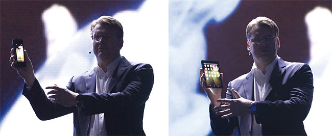지난 11월 7일 공개된 폴더블폰은 펼치면 태블릿PC처럼 변한다. ⓒphoto 삼성전자 뉴스룸