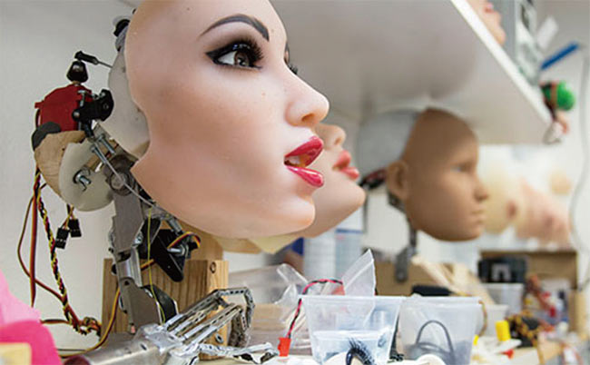 최근에는 섹스로봇 머리에 지능센서가 탑재돼 표정을 나타내고 감정을 표현한다.