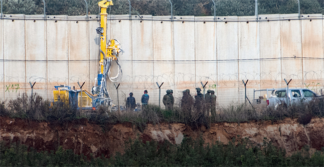 이스라엘의 건설 인력들이 땅굴이 발견된 이스라엘 북부 레바논 접경지 메툴라에서 작업을 하고 있다. 이스라엘은 최근 발견된 땅굴 3곳을 즉각 파괴하지 않고 부비트랩을 설치했다. ⓒphoto 뉴시스