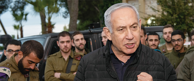 이스라엘 베냐민 네타냐후 총리가 지난 12월 11일 이스라엘 북부 사페드의 사령부를 방문해 땅굴을 판 헤즈볼라를 향해 “상상할 수 없는 타격을 가할 것”이라고 경고하고 있다. ⓒphoto 뉴시스