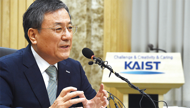 지난 12월 4일 신성철 KAIST 총장이 기자회견을 자청해 자신에게 제기된 의혹을 반박하고 있다. ⓒphoto 뉴시스