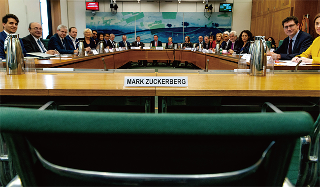 지난 11월 27일 9개국 의회 대표들이 영국 런던 국회의사당에서 개인정보 유출과 가짜뉴스 사태와 관련해 페이스북을 상대로 청문회를 열었다. 이날 페이스북 CEO인 저커버그는 참석하지 않았다. ⓒphoto 뉴시스