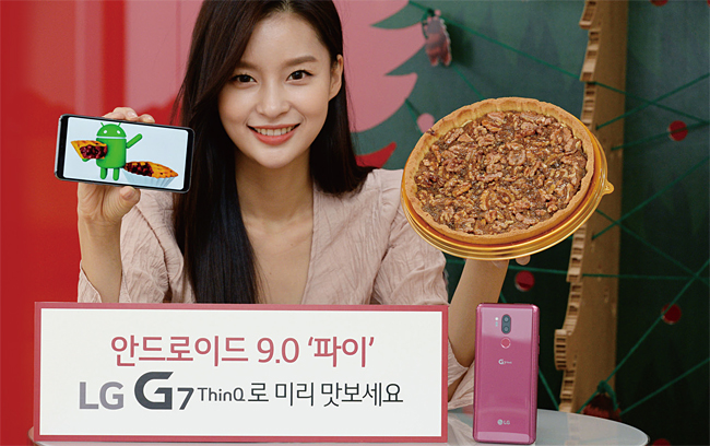 LG전자 홍보모델이 자사의 최신 스마트폰인 G7 ThinQ에 탑재되는 안드로이드 9.0 ‘파이’ OS를 소개하고 있다. ⓒphoto LG전자