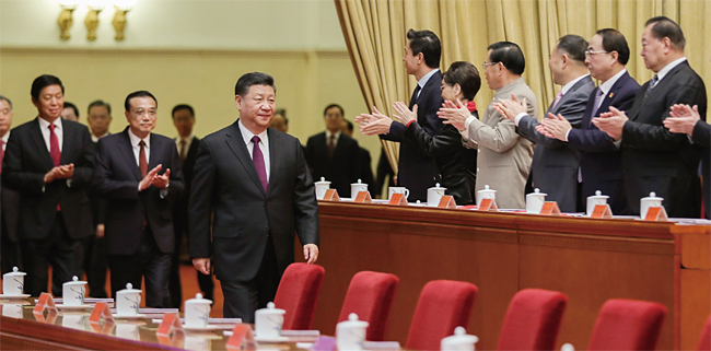 지난 12월 18일 베이징 인민대회당에서 열린 중국 개혁개방 40주년 기념식에 시진핑 주석을 비롯한 중국공산당 정치국 상무위원들이 서열순으로 입장하고 있다. ⓒphoto 뉴시스