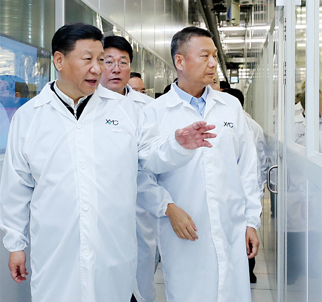 시진핑 국가주석이 2018년 4월 26일 후베이성 우한에 위치한 우한신신반도체(XMC) 제조공장을 둘러보고 있다. ⓒphoto 뉴시스