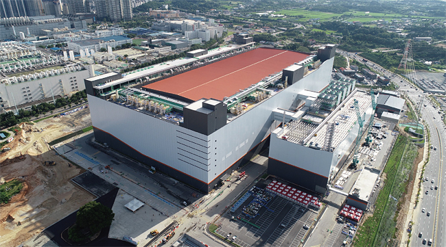 SK하이닉스가 지난 10월 4일 완공한 충북 청주의 낸드플래시 공장 M15 전경. ⓒphoto SK하이닉스