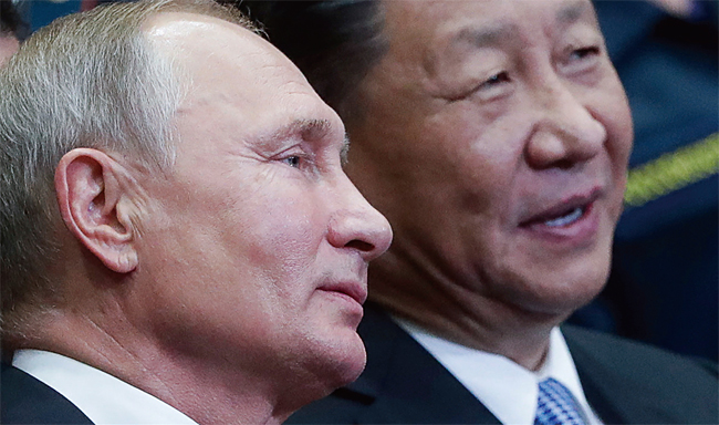 2018년 9월 블라디보스토크에서 열린 이스턴이코노믹포럼에 참석한 푸틴 러시아 대통령과 시진핑 중국 국가주석(오른쪽). ⓒphoto 뉴시스