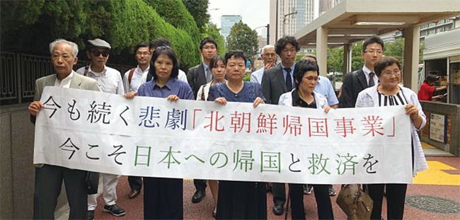 2018년 8월 19일 도쿄지방재판소 앞에서 북한을 탈출한 재일 한인 납북자들이 북한 정부에 피해 보상과 납북자 송환을 요청하는 가두시위를 벌이고 있다. ⓒphoto 휴먼라이트워치