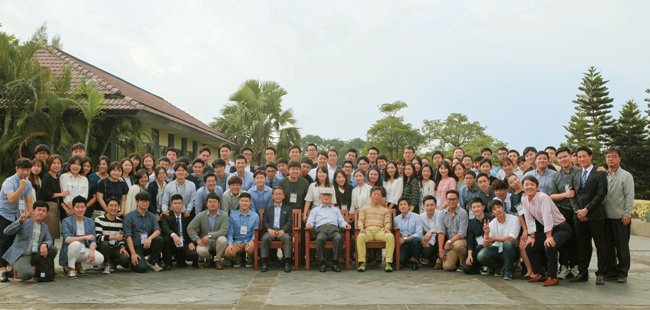 하노이 ‘문화대학’ 내에 설치된 ‘글로벌청년사업가 양성사업(GYBM)’ 6기생들이 2016년 9월 GYBM 설립자인 김우중 전 대우그룹 회장(가운데)과 함께 기념촬영을 했다. ⓒphoto GYBM