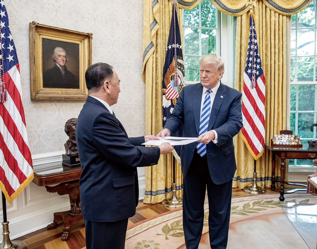 지난해 6월 2일 트럼프 미 대통령이 백악관을 방문한 북한 특사 김영철로부터 김정은의 친서를 받고 있다. ⓒphoto 백악관