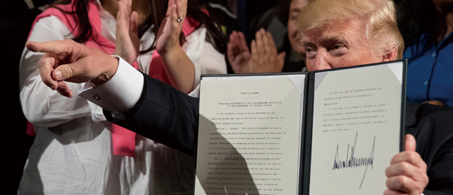 2017년 4월 27일 도널드 트럼프 미국 대통령은 ‘책임성 개선 및 내부고발자 보호’ 행정명령에 서명하며 또 하나의 신고자 보호책을 발동시켰다. ⓒphoto 뉴시스