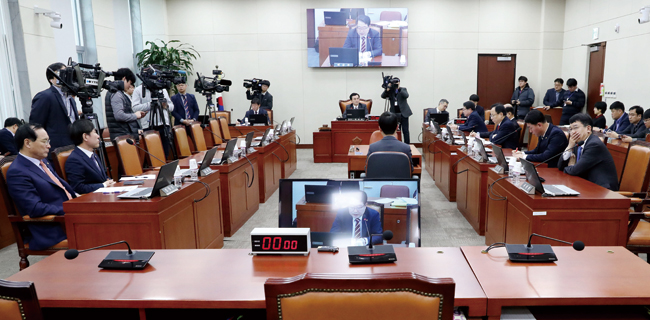 지난 1월 15일 서울 여의도 국회 국방위원회 회의실에 여당 의원들의 빈자리가 보이고 있다. 이날 국방위 야당 의원들은 청와대 행정관의 인사기밀문서 분실 진상규명을 위한 상임위를 열었다. ⓒphoto 뉴시스
