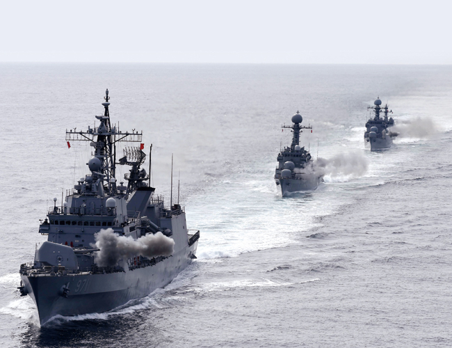 2017년 3월 해군 제1함대사령부의 광개토대왕함, 원주함, 광명함(앞쪽부터)이 동해에서 함포 사격 훈련을 벌이고 있다. ⓒphoto 뉴시스