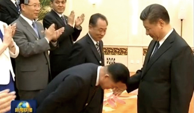 북한 경제대표단이 시진핑 중국 국가주석에게 90도 각도로 인사하고 있다. ⓒphoto CCTV