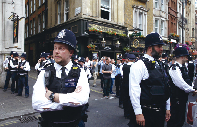 런던의 경찰관들. 영국 경찰은 아무런 이유 없이 보행객을 정지시킬 수도, 신분증 제시를 요구할 수도 없다. ⓒphoto 뉴시스
