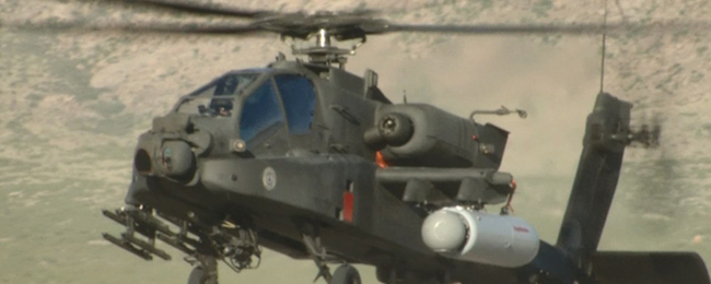 레이저 무기 장착한 AH-64 아파치 공격헬기.