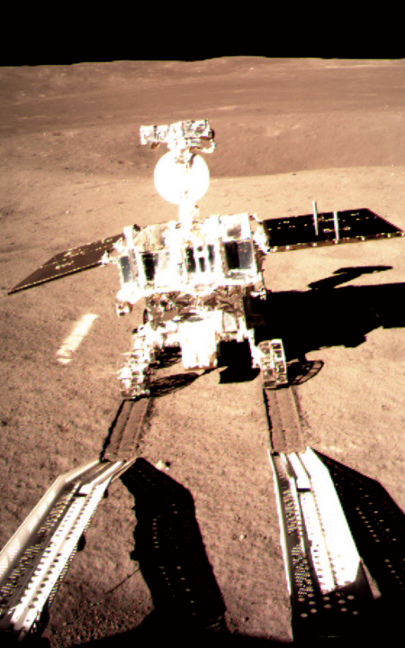 중국 국가항천국은 지난 1월 4일 인류 사상 최초로 달 뒷면에 착륙한 중국 달 탐사선 창어 4호의 탐사차인 ‘위투(옥토끼)-2호’가 전날 달 표면에 내려서는 모습을 찍은 사진을 공개했다. 이 사진은 창어 4호에 탑재된 카메라가 촬영해 통신 중계위성 ‘췌차오’를 통해 지구로 전송한 것이다. ⓒphoto 뉴시스