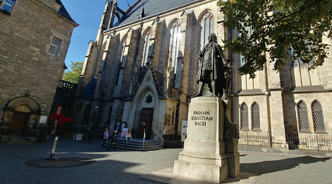 바흐가 봉직했던 라이프치히 성 토마스 교회 앞의 바흐 동상.