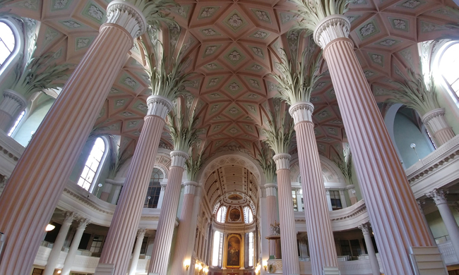 바흐가 성 토마스 교회와 더불어 음악을 책임졌던 성 니콜라이 교회. 장대하고 화려한 바로크 장식이 그의 음악과 일맥상통한다.