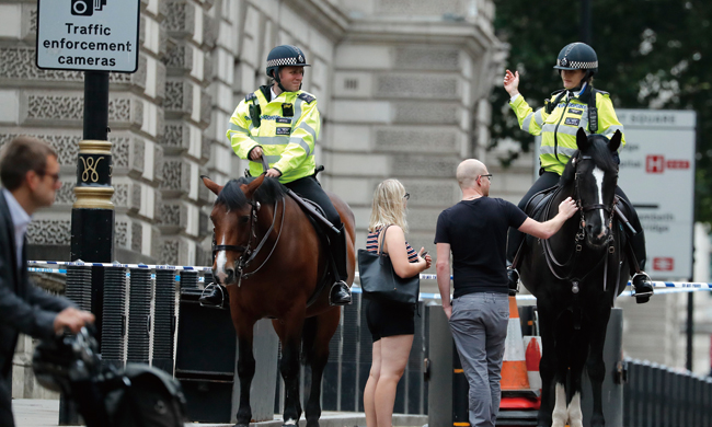 항상 짝을 이뤄 순찰하는 영국의 경찰들. ⓒphoto 뉴시스