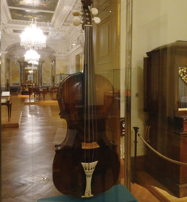 모차르트의 아버지가 쓰던 바이올린.