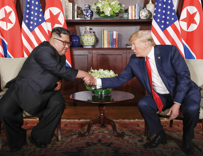 지난해 6월 싱가포르 1차 미·북 회담에서 악수하고 있는 김정은과 트럼프. ⓒphoto 뉴시스