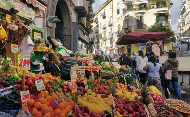 나폴리의 시장 풍경. 바다·산·평야를 모두 품은 나폴리는 신선한 식재료를 바탕으로 한 음식 천국이다. ⓒphoto 유튜브