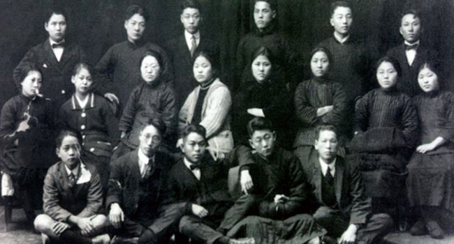 코민테른의 모스크바 국제레닌학교의 학생들. 맨 아래 왼쪽 세 번째가 박헌영, 맨 위 오른쪽 첫 번째가 호찌민이다.
