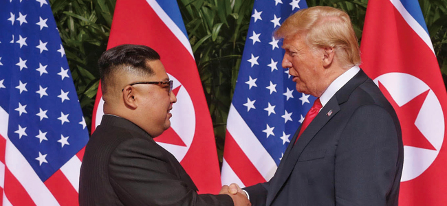 지난해 6월 12일 첫 미·북 정상회담에서 김정은 북한 국무위원장과 도널드 트럼프 미국 대통령이 악수를 나누고 있다. ⓒphoto 뉴시스
