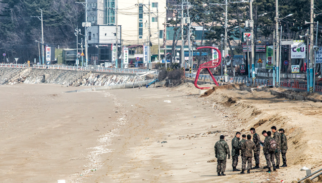 지난 2월 13일 방문한 인천 영흥도 모습. 육군 병사들이 해수욕장에 모여 있다.