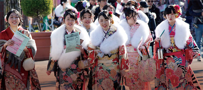 기모노를 입고 도쿄 거리를 활보하는 젊은 여성들. 도쿄에서는 기모노 체험 관광을 하는 한국의 젊은이들을 쉽게 볼 수 있다. ⓒphoto 뉴시스