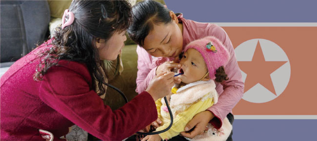 북한 의사가 어린아이의 입을 벌리고 검진하고 있다. ⓒphoto UNICEF