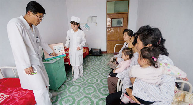 북한 의사가 입원한 환자들에게 질병 감염 예방법을 설명하고 있다. ⓒphoto UNICEF