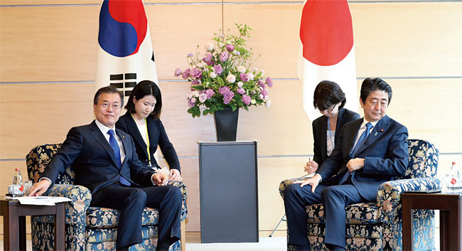 지난해 5월 9일 일본 도쿄 총리관저에서 한·일 확대정상회담을 가진 문재인 대통령(왼쪽)과 아베 신조 일본 총리가 서로 딴 곳을 바라보고 있다. ⓒphoto 뉴시스