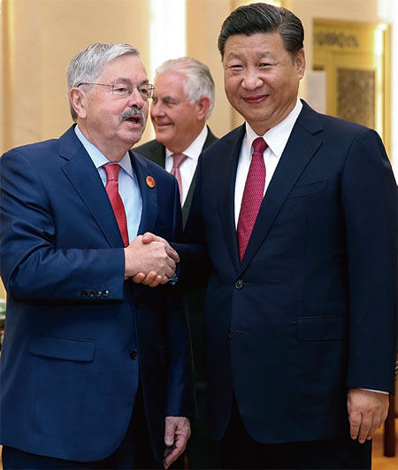 시진핑 국가주석과 다정하게 얘기를 나누고 있는 테리 브랜스태드 주중 미국대사(왼쪽). 그는 시진핑 주석의 ‘오랜 친구’로 통한다. ⓒphoto 뉴시스