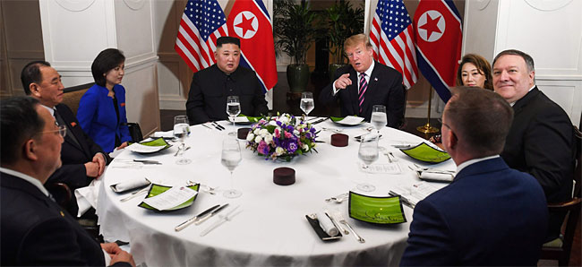 지난 2월 27일 도널드 트럼프 미 대통령과 김정은 북한 국무위원장이 베트남 하노이의 소피텔 메트로폴 호텔에서 만찬을 하고 있다. 회담 분위기는 이때만 해도 긍정적이었다는 것이 중론이다. ⓒphoto AFP·연합