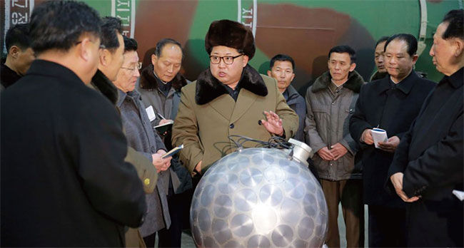김정은 북한 국무위원장이 2017년 3월 핵무기 연구부문 과학자·기술자들을 만나 핵탄두 기폭장치 추정 물체를 살펴보고 있다. ⓒphoto 연합