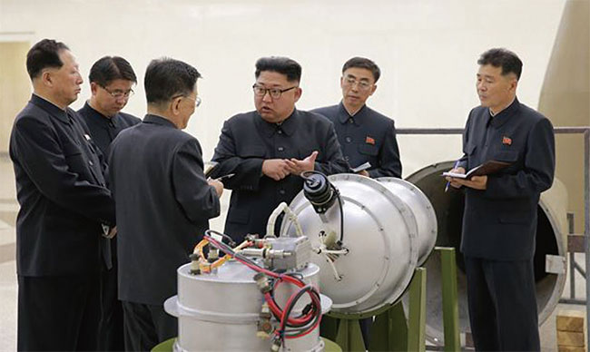 2017년 9월 2일 북한 조선중앙통신이 공개한 사진 속에서 김정은 북한 국무위원장이 북한 과학기술자들과 대화하고 있다. ⓒphoto EPA·연합