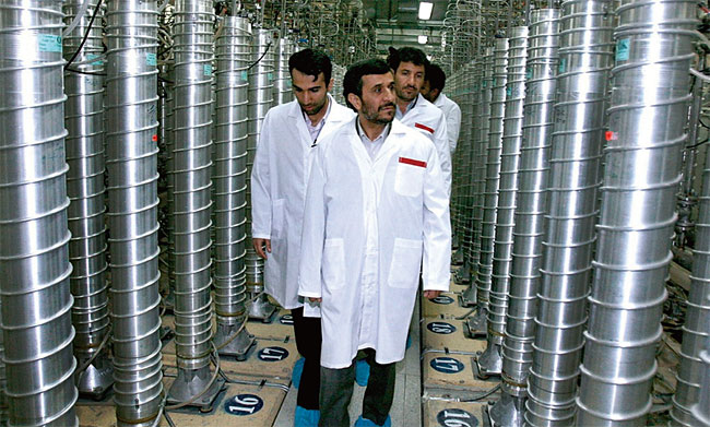 미·북 회담 불발로 북한이 이란과 핵거래를 할 가능성이 그 어느 때보다 높다. 아마디네자드 이란 대통령(맨 앞)이 2008년 4월 수도 테헤란에서 남쪽으로 322㎞ 떨어진 나탄즈 우라늄 농축시설을 둘러보는 모습. ⓒphoto 뉴시스