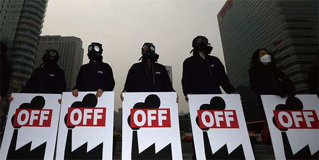 지난 3월 6일 오전 서울 종로구 광화문 광장에서 녹색연합 관계자들이 석탄발전 중지를 촉구하며 퍼포먼스를 하고 있다. 녹색연합은 가장 효과적인 미세먼지 대책은 석탄발전을 멈추는 일이라고 주장했다. ⓒphoto 뉴시스