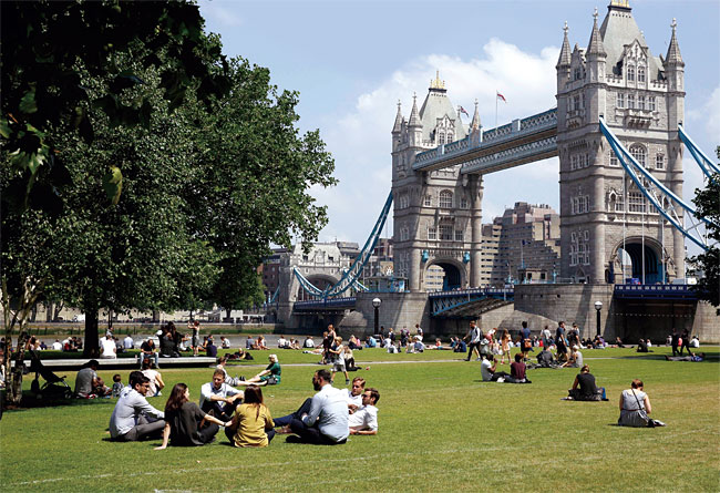 공원에서 날씨를 즐기고 있는 런던 시민들. ⓒphoto 뉴시스
