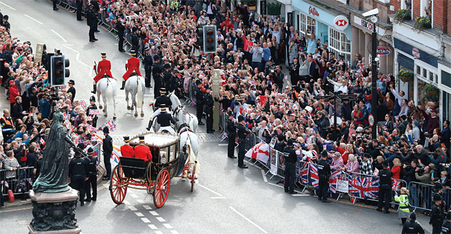 지난해 5월 19일 열린 해리 왕자의 결혼식에 몰린 영국인들. ⓒphoto 뉴시스