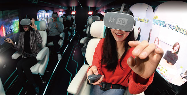 지난 1월 16일 서울 광화문 KT 사옥에서 모델들이 가상현실(VR) 기기를 쓰고 5G 버스를 체험하고 있다. ⓒphoto 주완중 조선일보 기자