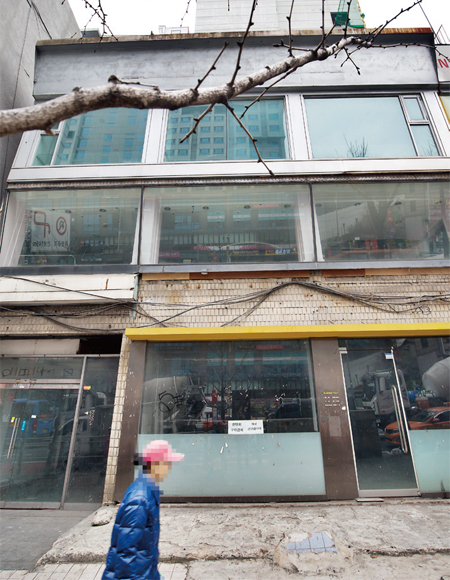 서울 서대문구 지하철 2호선 이대역 앞 대로변의 공실 건물. ⓒphoto 한준호 영상미디어 기자