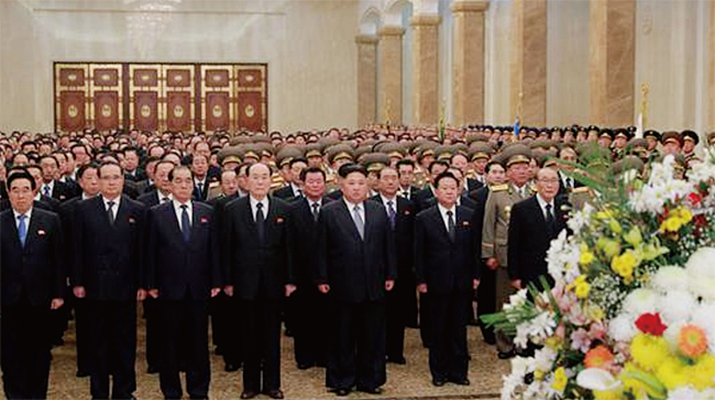 지난 1월 김정은과 북한 고위 당정군 간부들이 새해를 맞아 금수산 태양궁전에서 참배하고 있다. ⓒphoto 노동신문