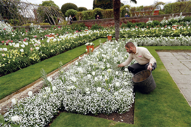 런던 켄싱턴궁에 있는 ‘다이애나 정원’을 가꾸는 정원사. 정원사는 영국에서 최고의 직업으로 꼽힌다. ⓒphoto 뉴시스