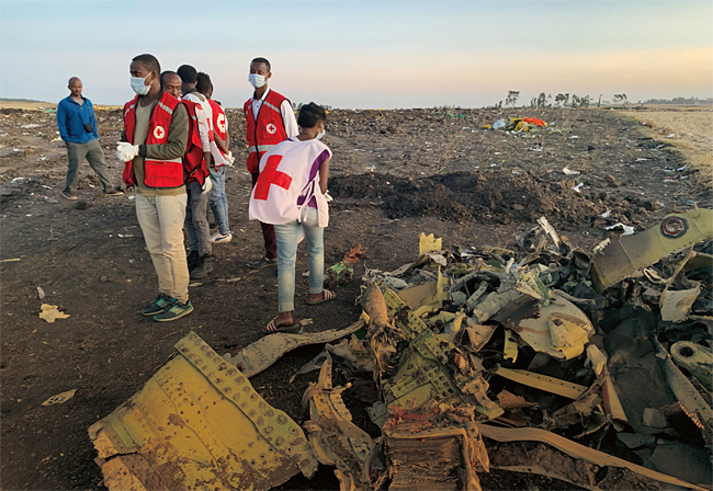 지난 3월 10일 에티오피아 아디스아바바에서 추락한 에티오피아항공 보잉737-맥스8의 잔해와 구조대. ⓒphoto 뉴시스·신화